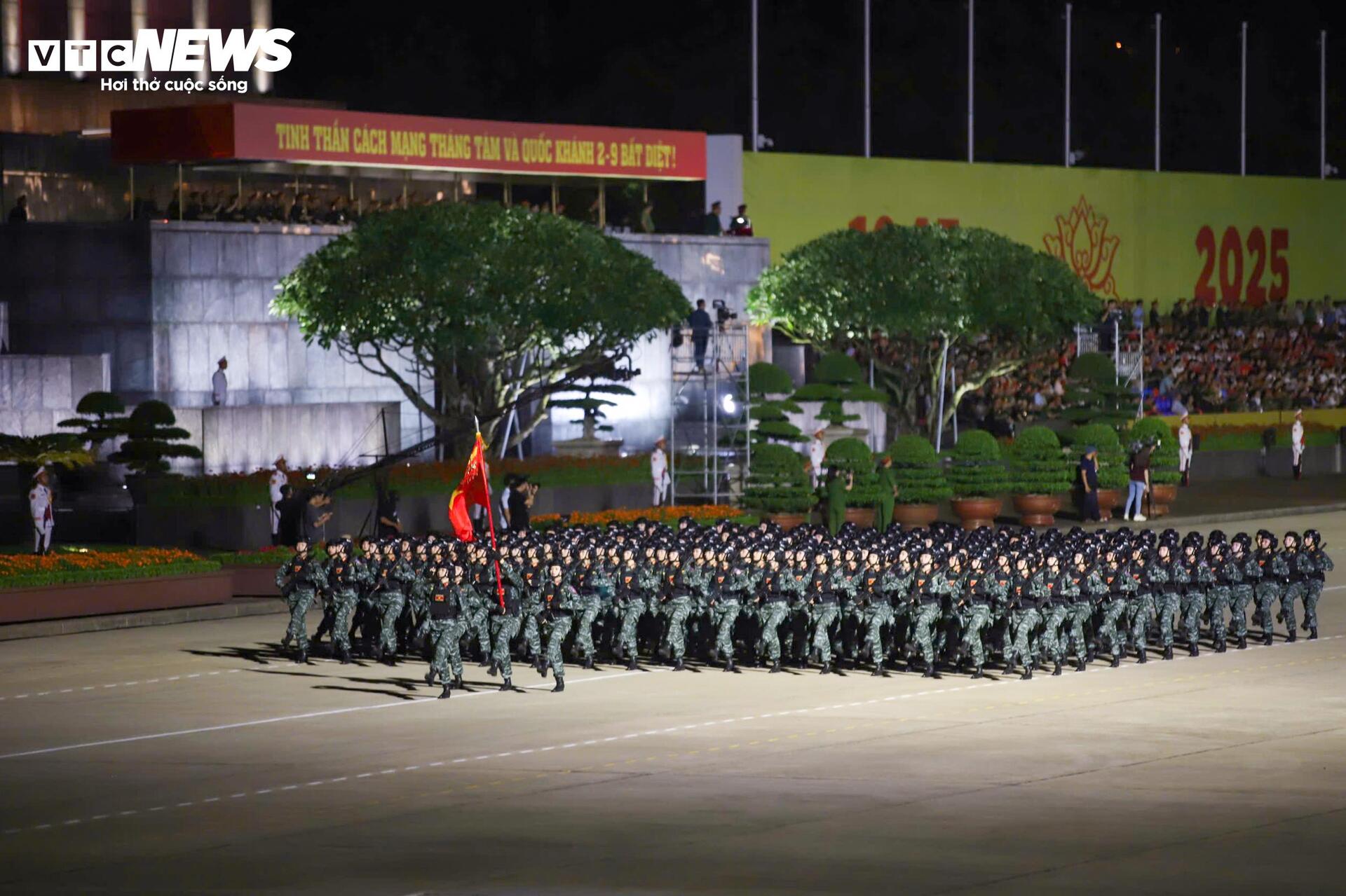 Tổng hợp luyện A80 tại Quảng trường Ba Đình: Sự kiện kỷ niệm 80 năm Cách mạng Tháng Tám - Ảnh 15. Tổng hợp luyện A80 tại Quảng trường Ba Đình: Sự kiện kỷ niệm 80 năm Cách mạng Tháng Tám - Ảnh 15.