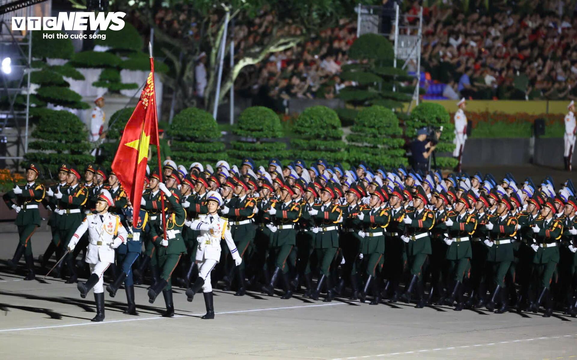Tổng hợp luyện A80 tại Quảng trường Ba Đình: Sự kiện kỷ niệm 80 năm Cách mạng Tháng Tám - Ảnh 3. Tổng hợp luyện A80 tại Quảng trường Ba Đình: Sự kiện kỷ niệm 80 năm Cách mạng Tháng Tám - Ảnh 3.