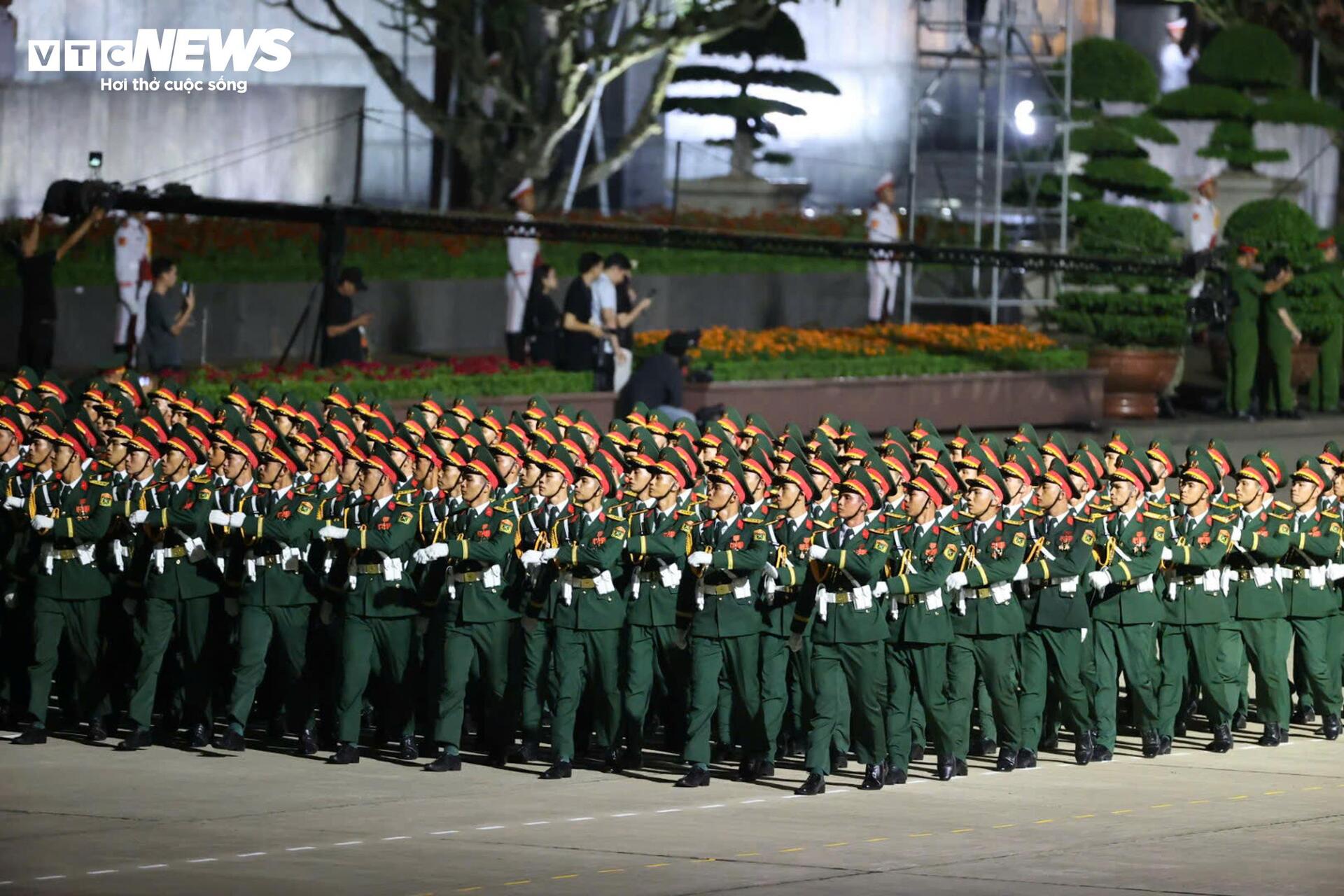 Tổng hợp luyện A80 tại Quảng trường Ba Đình: Sự kiện kỷ niệm 80 năm Cách mạng Tháng Tám - Ảnh 4. Tổng hợp luyện A80 tại Quảng trường Ba Đình: Sự kiện kỷ niệm 80 năm Cách mạng Tháng Tám - Ảnh 4.