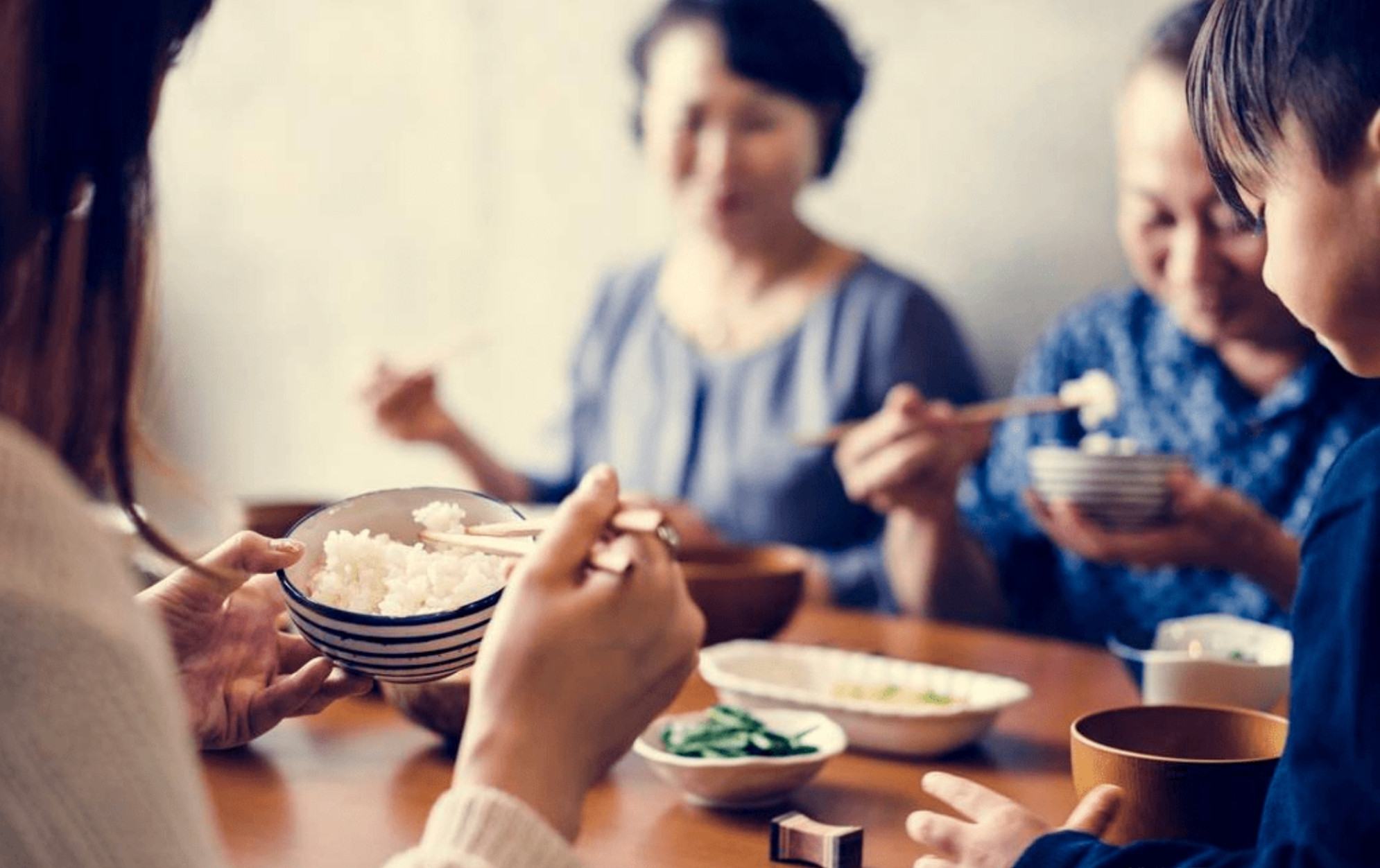 Về qu&ecirc; ăn giỗ, t&ocirc;i ph&aacute;t hiện trong ngăn tủ nh&agrave; mẹ chồng một b&iacute; mật chấn động cả gia đ&igrave;nh- Ảnh 1.