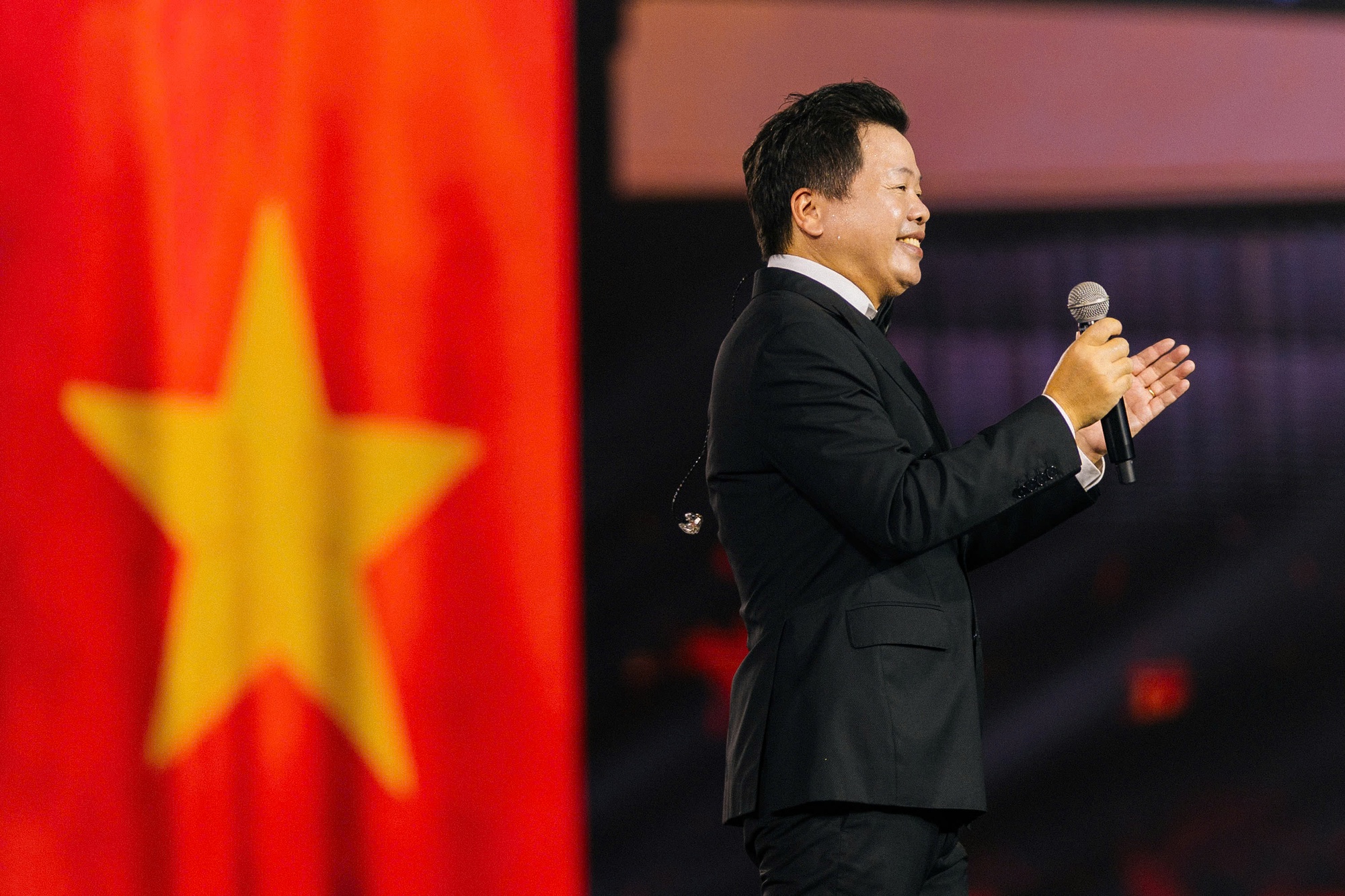 NSƯT Đăng Dương: 30 năm và hành trình kiên trì phụng sự, lan tỏa tình yêu nước qua âm nhạc- Ảnh 5. NSƯT Đăng Dương: 30 năm và hành trình kiên trì phụng sự, lan tỏa tình yêu nước qua âm nhạc- Ảnh 5.