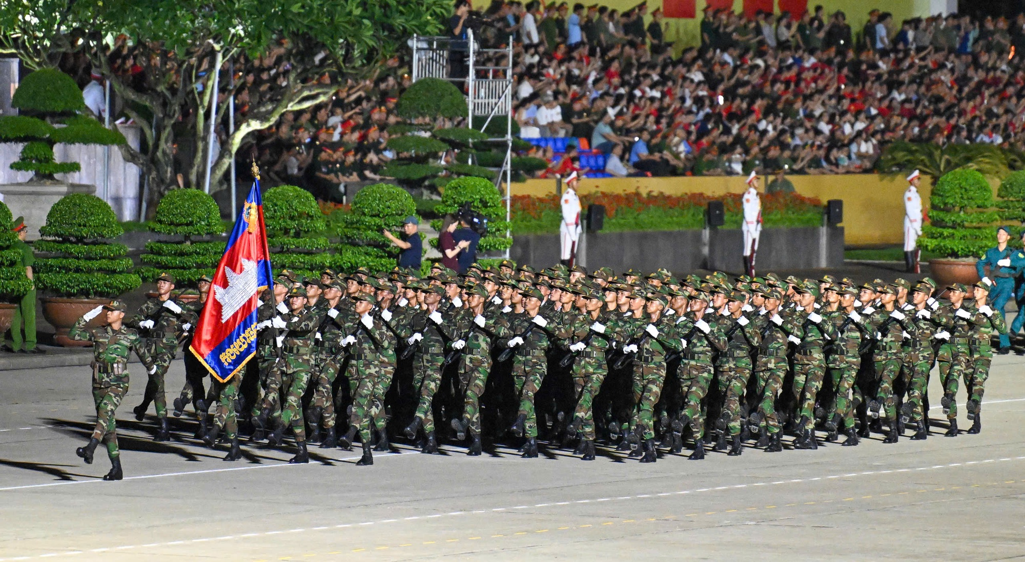 Quân nhân nước ngoài tặng kẹo, “thả tim” cùng người dân trong buổi tổng hợp luyện A80- Ảnh 3. Quân nhân nước ngoài tặng kẹo, “thả tim” cùng người dân trong buổi tổng hợp luyện A80- Ảnh 3.