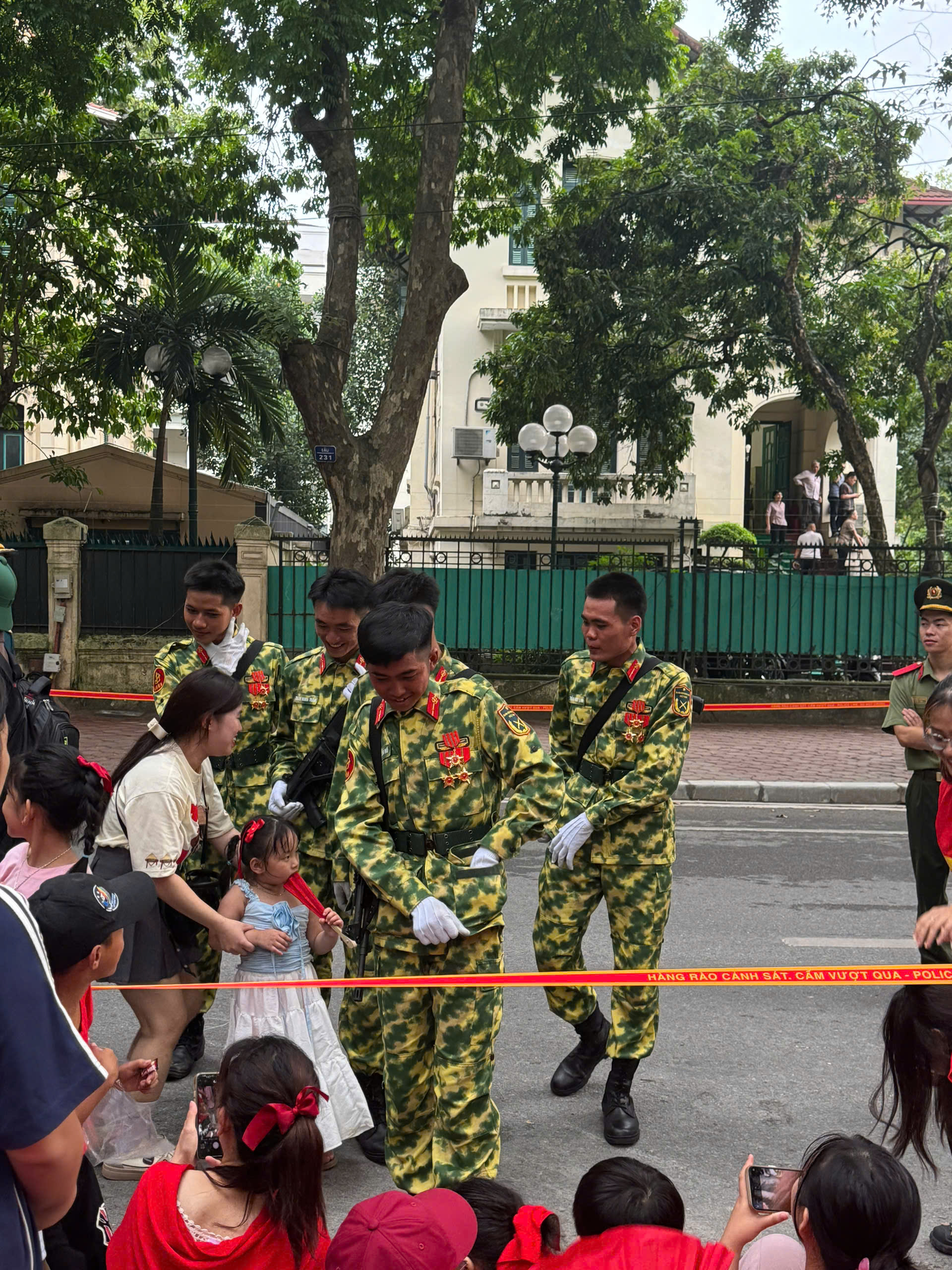 Quân nhân nước ngoài tặng kẹo, “thả tim” cùng người dân trong buổi tổng hợp luyện A80- Ảnh 6. Quân nhân nước ngoài tặng kẹo, “thả tim” cùng người dân trong buổi tổng hợp luyện A80- Ảnh 6.