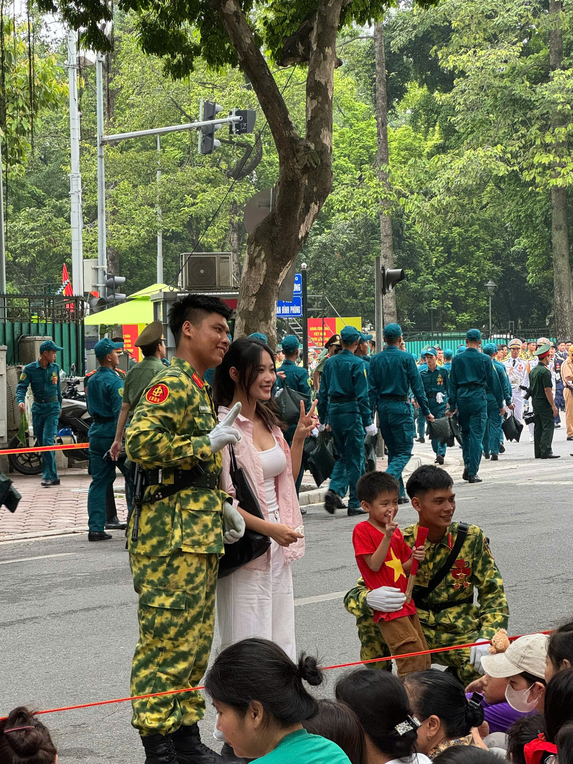 Quân nhân nước ngoài tặng kẹo, “thả tim” cùng người dân trong buổi tổng hợp luyện A80- Ảnh 4. Quân nhân nước ngoài tặng kẹo, “thả tim” cùng người dân trong buổi tổng hợp luyện A80- Ảnh 4.