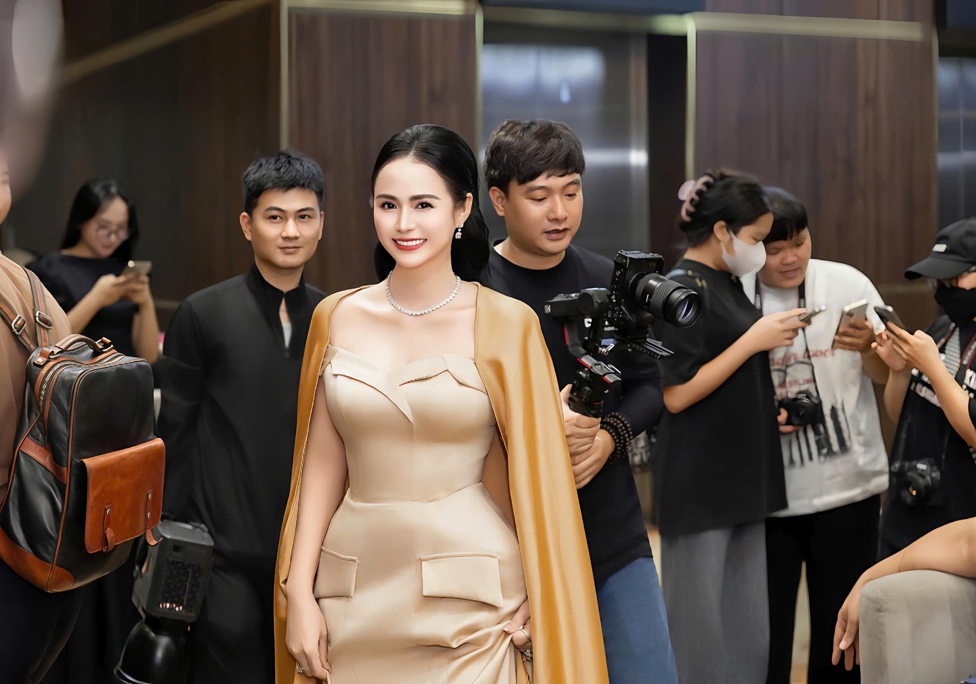 NTK Thanh Hương Bùi xuất hiện xinh đẹp, nhận nhiệm vụ quan trọng tại Miss Grand Vietnam 2025- Ảnh 2. NTK Thanh Hương Bùi xuất hiện xinh đẹp, nhận nhiệm vụ quan trọng tại Miss Grand Vietnam 2025- Ảnh 2.