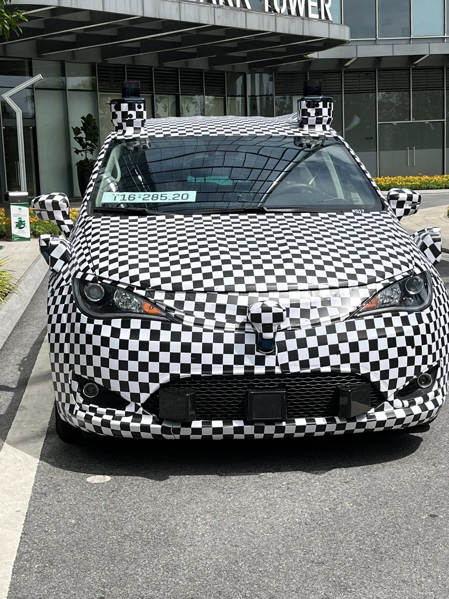 Dân mạng thắc mắc mãi về chiếc xe cửa lùa lạ, dán ngụy trang, quanh xe lắp đầy cảm biến: Của hãng nào?- Ảnh 5. Dân mạng thắc mắc mãi về chiếc xe cửa lùa lạ, dán ngụy trang, quanh xe lắp đầy cảm biến: Của hãng nào?- Ảnh 5.