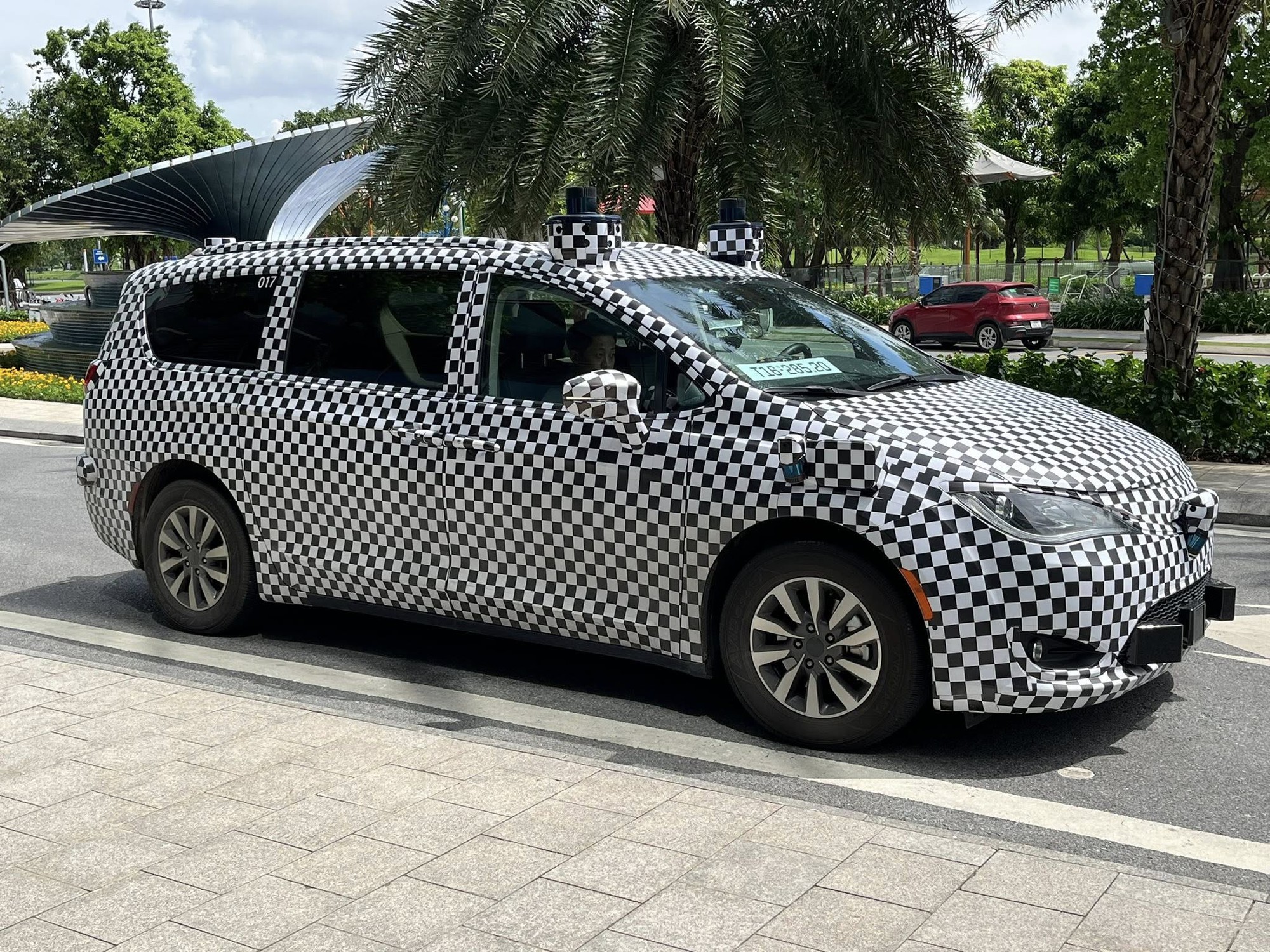 Dân mạng thắc mắc mãi về chiếc xe cửa lùa lạ, dán ngụy trang, quanh xe lắp đầy cảm biến: Của hãng nào?- Ảnh 7. Dân mạng thắc mắc mãi về chiếc xe cửa lùa lạ, dán ngụy trang, quanh xe lắp đầy cảm biến: Của hãng nào?- Ảnh 7.