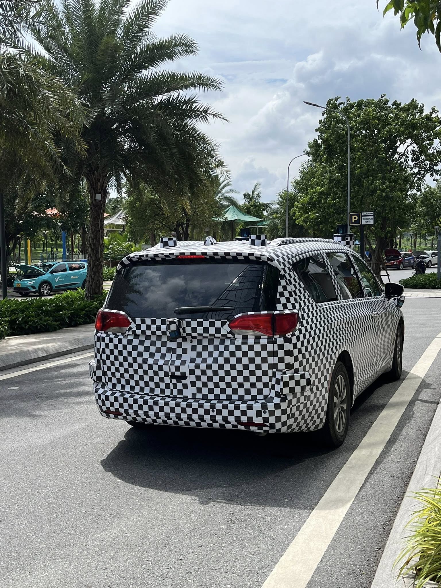 Dân mạng thắc mắc mãi về chiếc xe cửa lùa lạ, dán ngụy trang, quanh xe lắp đầy cảm biến: Của hãng nào?- Ảnh 6. Dân mạng thắc mắc mãi về chiếc xe cửa lùa lạ, dán ngụy trang, quanh xe lắp đầy cảm biến: Của hãng nào?- Ảnh 6.