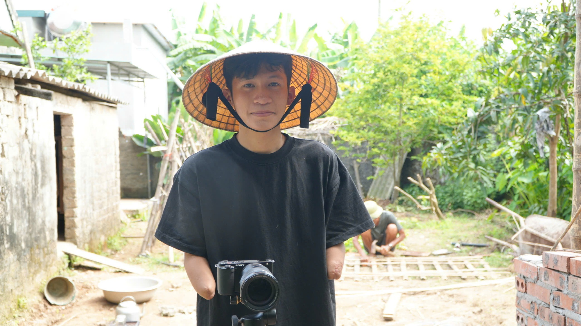 Mâm cơm nhà của chàng trai 22 tuổi, cụt cả 2 tay ở Nghệ An: "Được sống là may mắn lớn"- Ảnh 4. Mâm cơm nhà của chàng trai 22 tuổi, cụt cả 2 tay ở Nghệ An: "Được sống là may mắn lớn"- Ảnh 4.