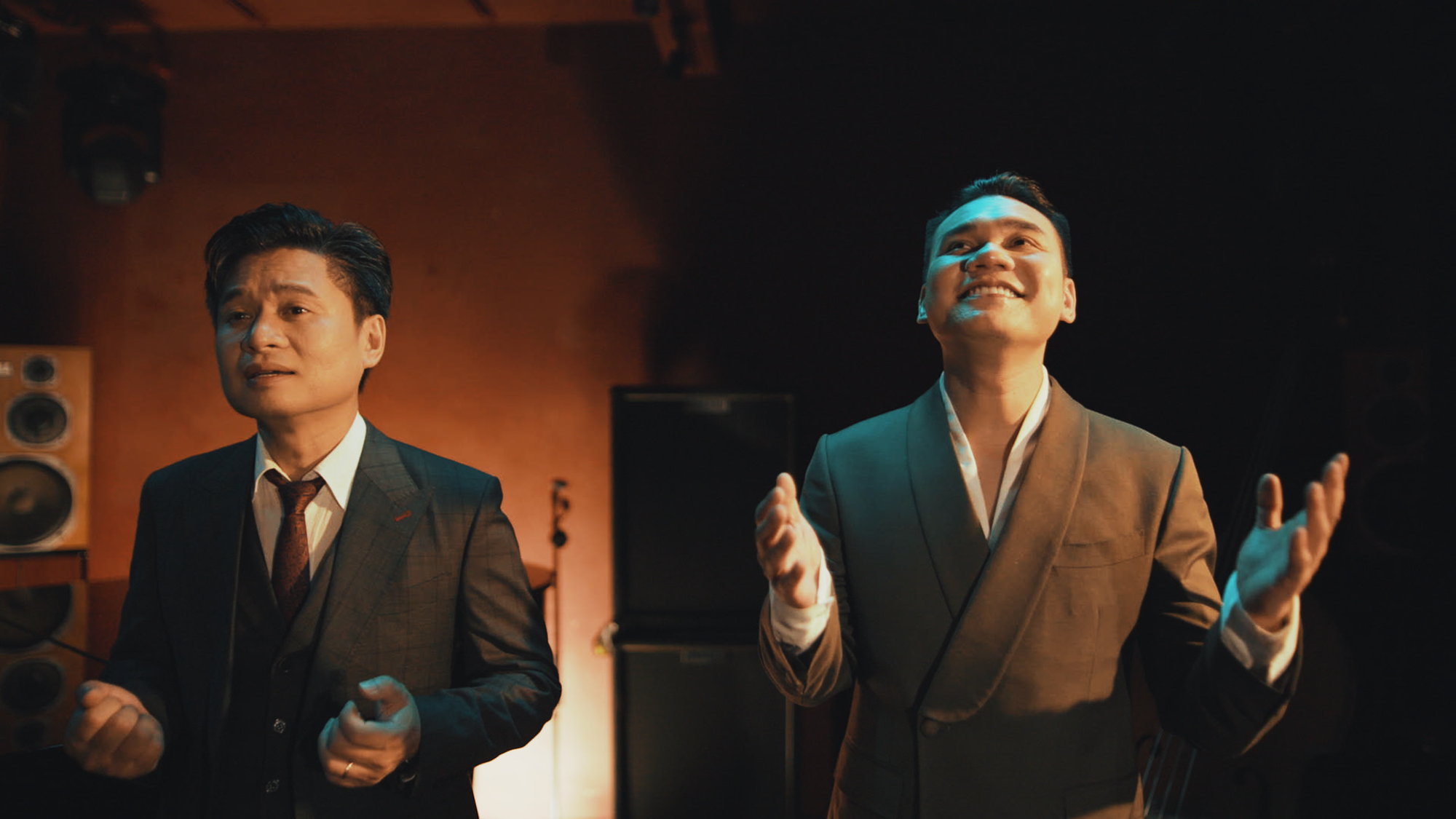 Giám đốc 1 Nhà hát nhận lời song ca, Khắc Việt phải thốt lên "may mắn đặc biệt"- Ảnh 1.