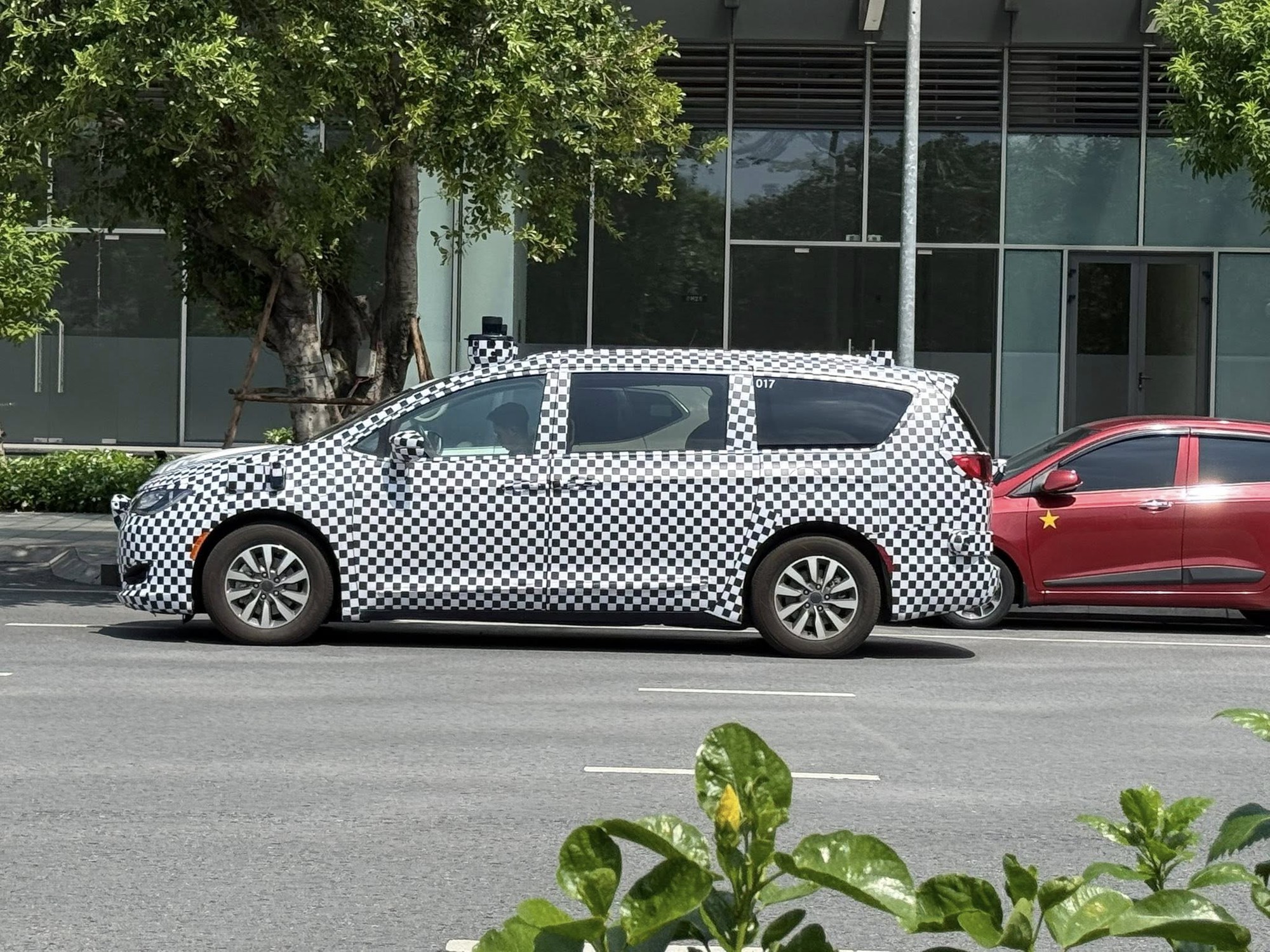 Dân mạng thắc mắc mãi về chiếc xe cửa lùa lạ, dán ngụy trang, quanh xe lắp đầy cảm biến: Của hãng nào?- Ảnh 2. Dân mạng thắc mắc mãi về chiếc xe cửa lùa lạ, dán ngụy trang, quanh xe lắp đầy cảm biến: Của hãng nào?- Ảnh 2.