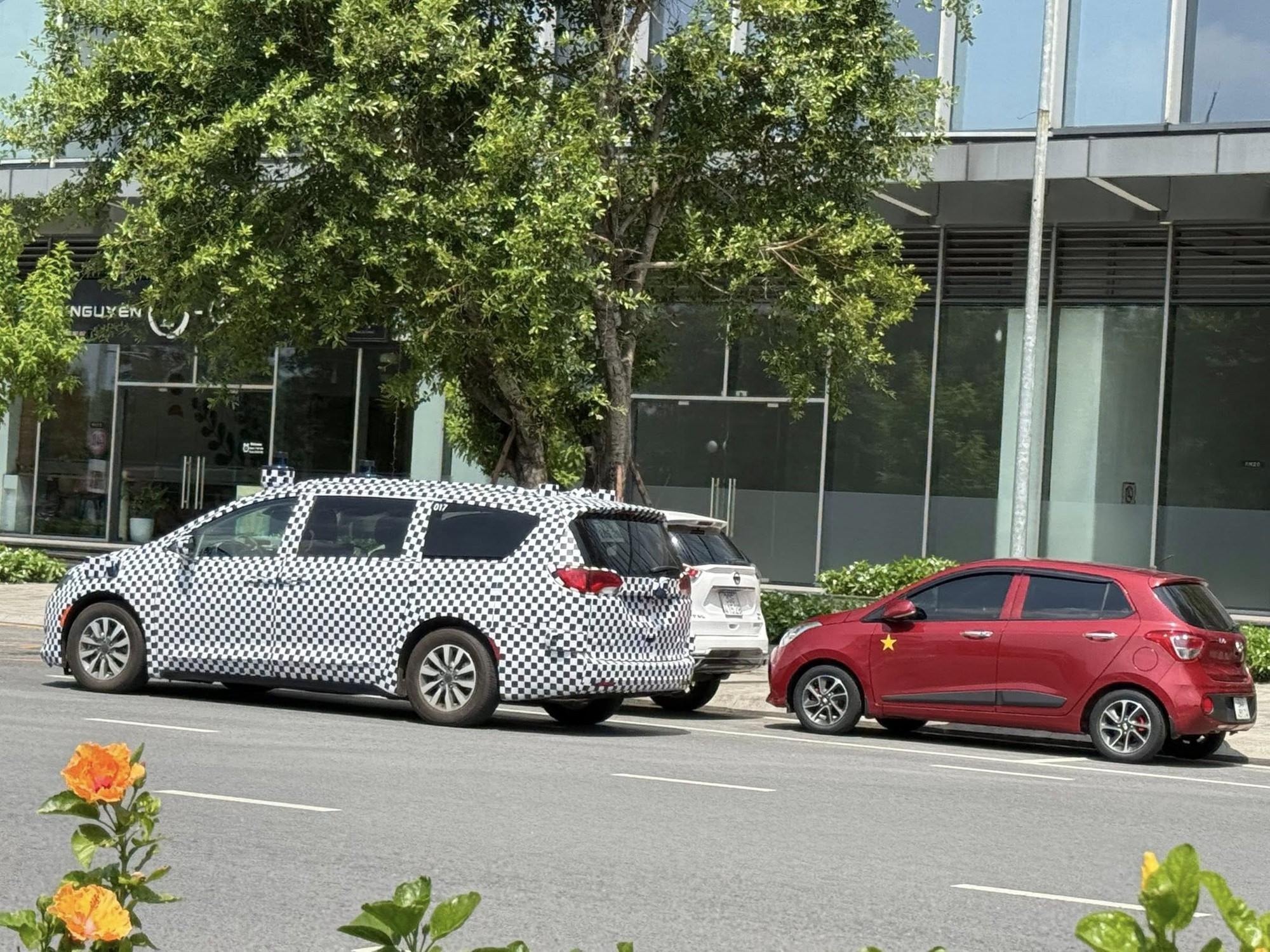 Dân mạng thắc mắc mãi về chiếc xe cửa lùa lạ, dán ngụy trang, quanh xe lắp đầy cảm biến: Của hãng nào?- Ảnh 3. Dân mạng thắc mắc mãi về chiếc xe cửa lùa lạ, dán ngụy trang, quanh xe lắp đầy cảm biến: Của hãng nào?- Ảnh 3.