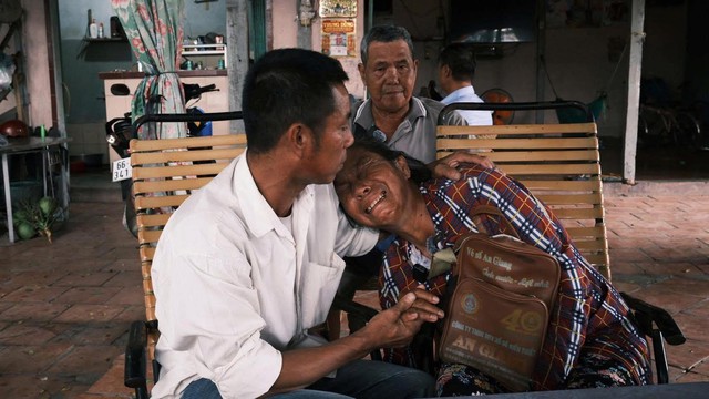 D&agrave;n YouTuber, TikToker tr&agrave;n xuống nh&agrave; ch&uacute; Ba Minh (Đồng Th&aacute;p) sau c&acirc;u chuyện t&igrave;nh lấy nước mắt- Ảnh 1.