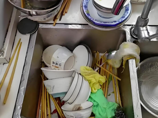 Một người rửa bát, cả nhà ung thư? 6 thói quen "tẩm chất độc" vào bát đĩa cần bỏ ngay - Ảnh 1. Một người rửa bát, cả nhà ung thư? 6 thói quen "tẩm chất độc" vào bát đĩa cần bỏ ngay - Ảnh 1.