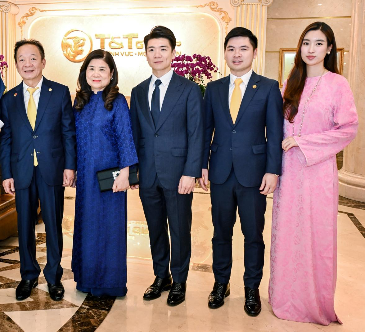 Đỗ Mỹ Linh lộng lẫy đọ sắc cùng dàn Hoa hậu, visual khác hẳn ảnh "cam thường" khi ở cạnh Chủ tịch Hà Nội FC - Ảnh 3. Đỗ Mỹ Linh lộng lẫy đọ sắc cùng dàn Hoa hậu, visual khác hẳn ảnh "cam thường" khi ở cạnh Chủ tịch Hà Nội FC - Ảnh 3.