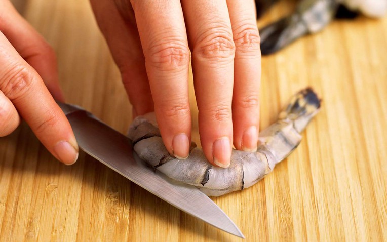 Cách dễ nhất để rút chỉ đen ở lưng tôm - Chuyên gia ẩm thực đảm bảo thành công mỹ mãn - Ảnh 1.