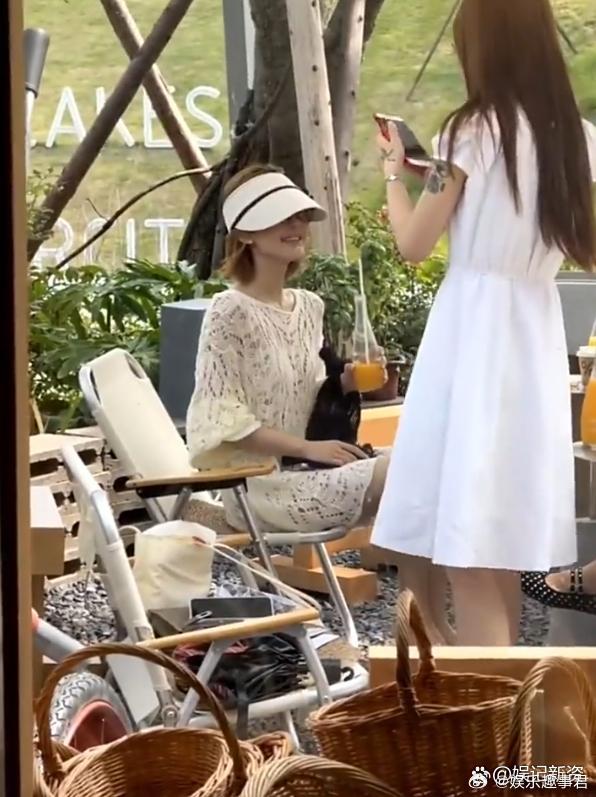 Triệu Lộ Tư lần đầu lộ diện sau khi bị xóa sổ: "Da bọc xương" đáng ngại, có thái độ khác lạ gây chú ý- Ảnh 4. Triệu Lộ Tư lần đầu lộ diện sau khi bị xóa sổ: "Da bọc xương" đáng ngại, có thái độ khác lạ gây chú ý- Ảnh 4.
