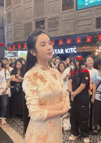 Con trai Quang Hải "đại náo" họp báo của Hoà Minzy, Chu Thanh Huyền trông con mệt bở hơi tai - Ảnh 1. Con trai Quang Hải "đại náo" họp báo của Hoà Minzy, Chu Thanh Huyền trông con mệt bở hơi tai - Ảnh 1.