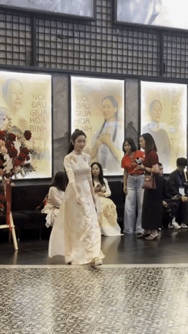 Con trai Quang Hải "đại náo" họp báo của Hoà Minzy, Chu Thanh Huyền trông con mệt bở hơi tai - Ảnh 2. Con trai Quang Hải "đại náo" họp báo của Hoà Minzy, Chu Thanh Huyền trông con mệt bở hơi tai - Ảnh 2.