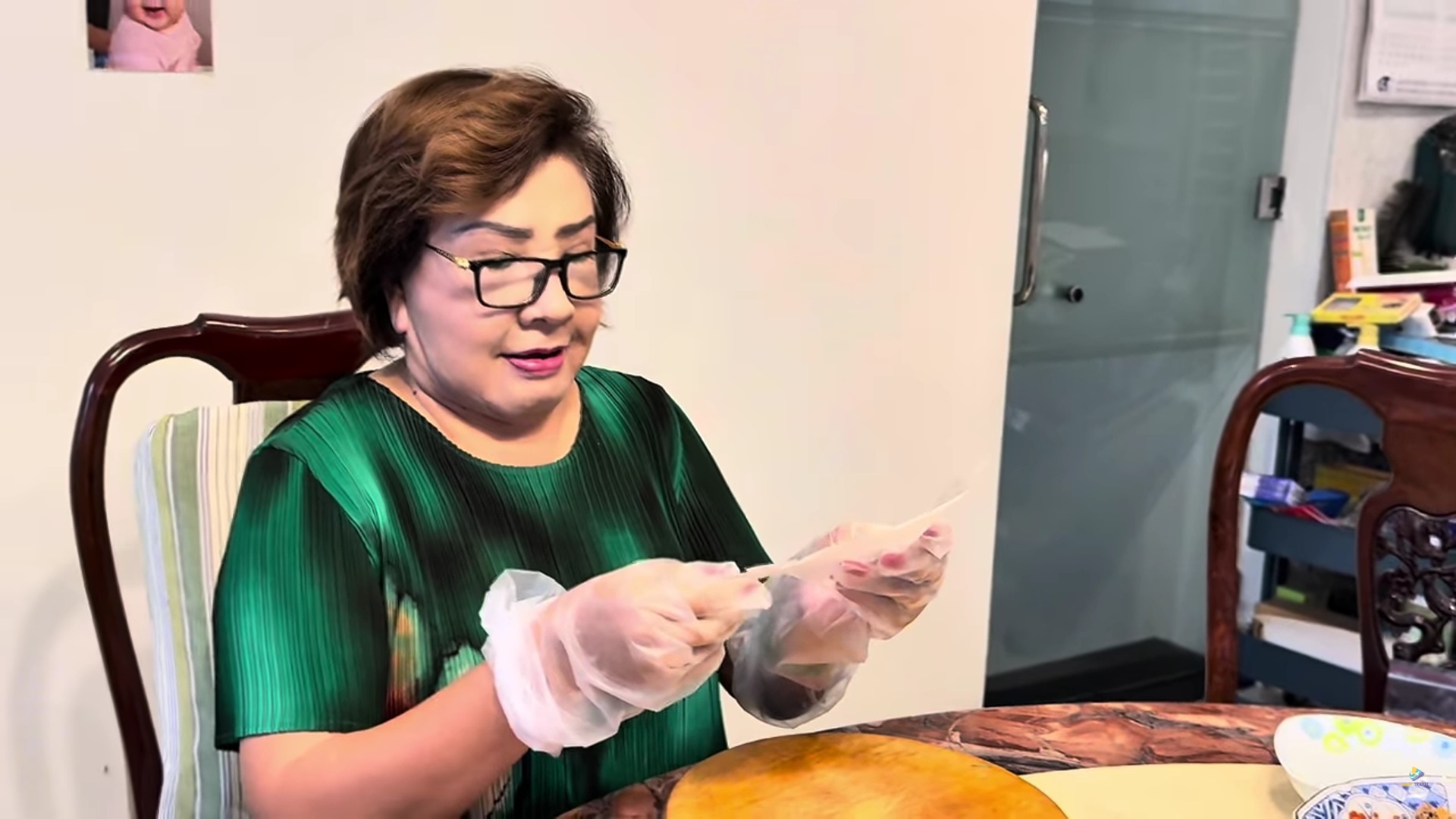 NSND Lệ Thủy 77 tuổi tự tay làm một việc cho chồng trước khi đi Canada- Ảnh 2. NSND Lệ Thủy 77 tuổi tự tay làm một việc cho chồng trước khi đi Canada- Ảnh 2.