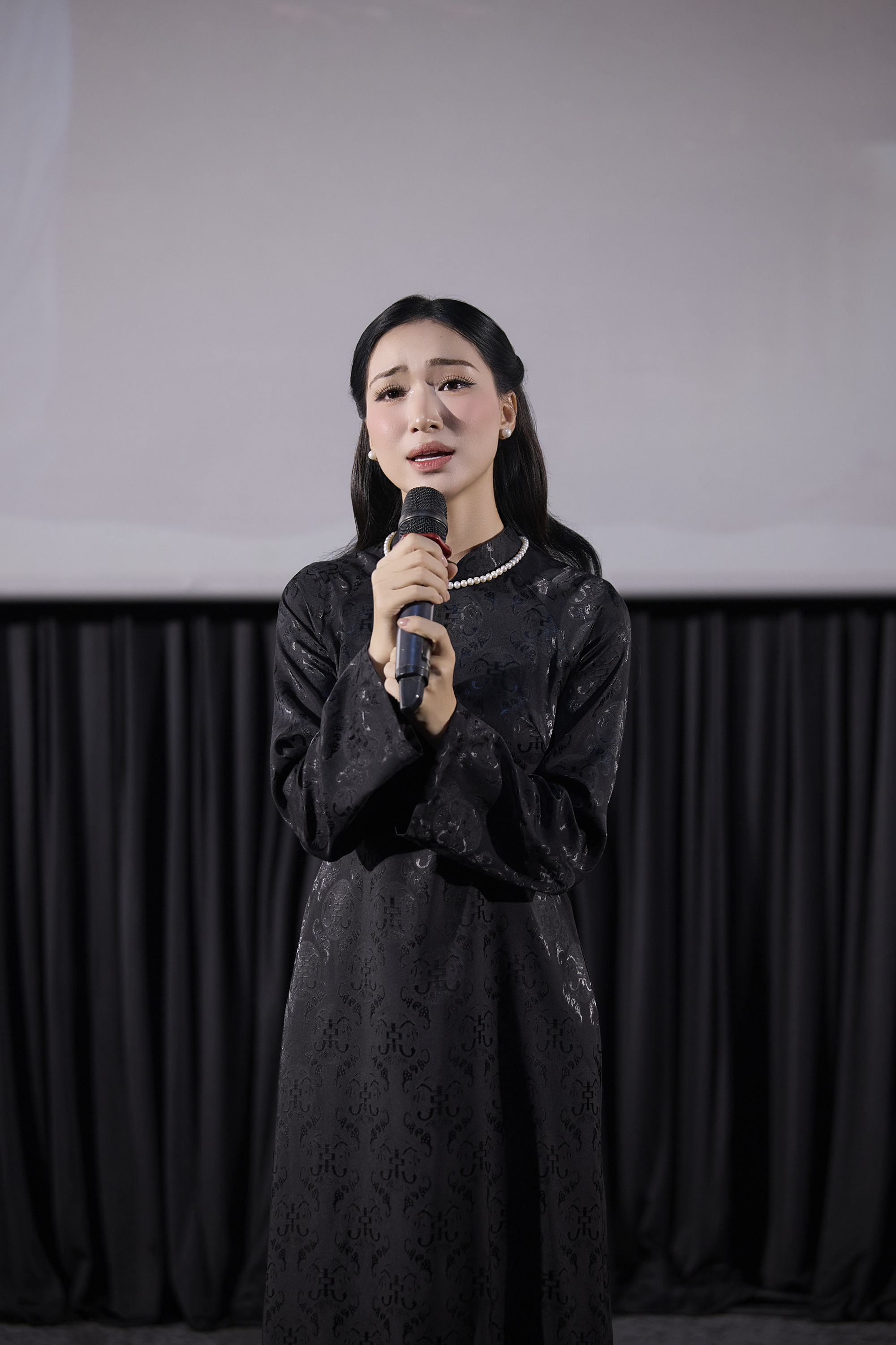 Họp báo Hòa Minzy ngập nước mắt, mẹ Việt Nam anh hùng 101 tuổi nghẹn ngào: "Mất con, không đau nào bằng" - Ảnh 1. Họp báo Hòa Minzy ngập nước mắt, mẹ Việt Nam anh hùng 101 tuổi nghẹn ngào: "Mất con, không đau nào bằng" - Ảnh 1.