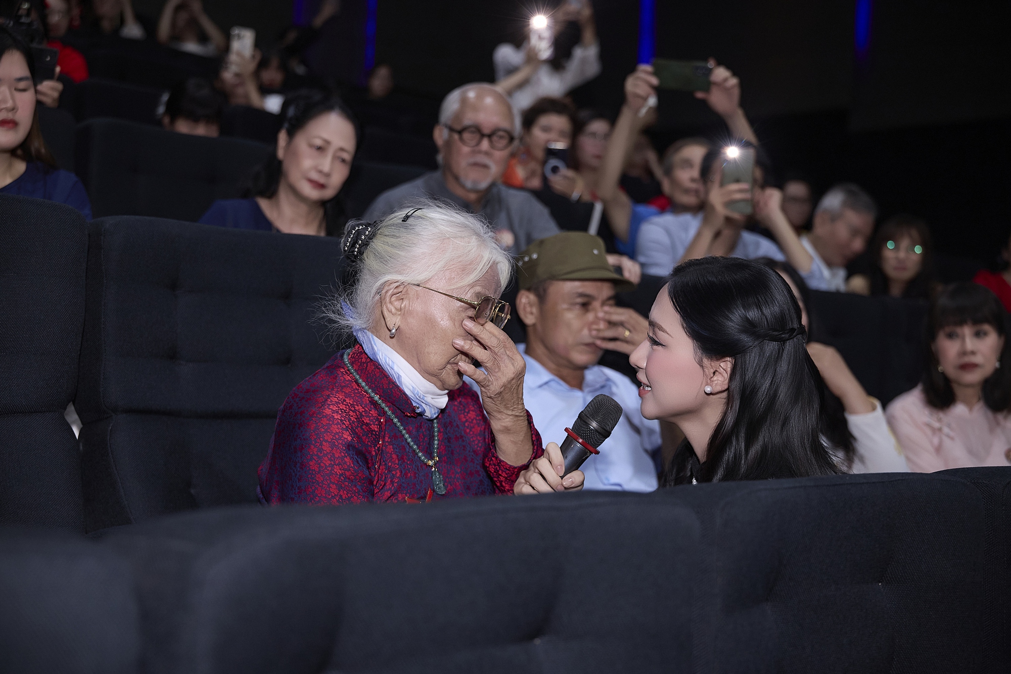 Họp báo Hòa Minzy ngập nước mắt, mẹ Việt Nam anh hùng 101 tuổi nghẹn ngào: "Mất con, không đau nào bằng" - Ảnh 5. Họp báo Hòa Minzy ngập nước mắt, mẹ Việt Nam anh hùng 101 tuổi nghẹn ngào: "Mất con, không đau nào bằng" - Ảnh 5.