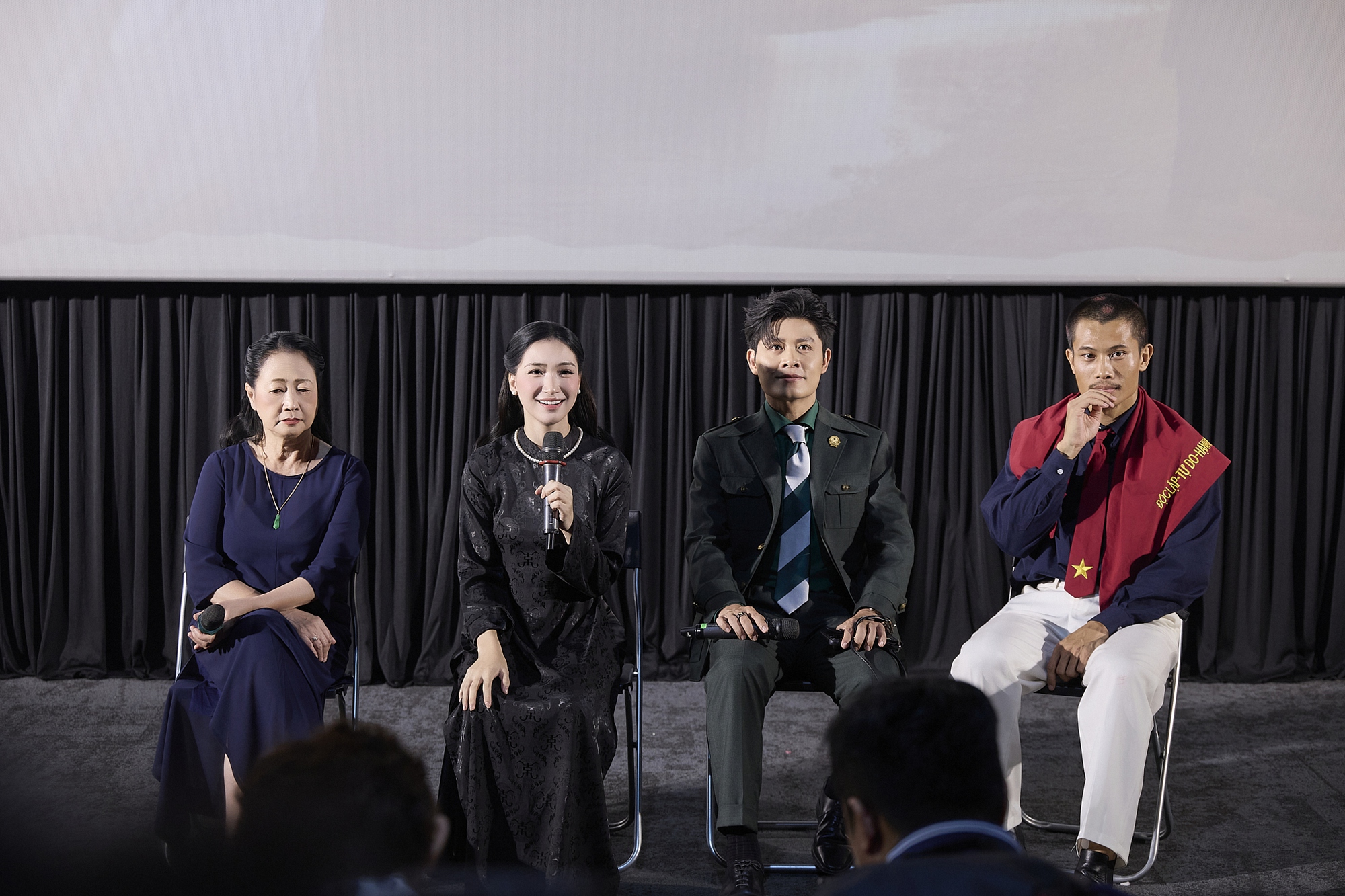 Họp báo Hòa Minzy ngập nước mắt, mẹ Việt Nam anh hùng 101 tuổi nghẹn ngào: "Mất con, không đau nào bằng" - Ảnh 4. Họp báo Hòa Minzy ngập nước mắt, mẹ Việt Nam anh hùng 101 tuổi nghẹn ngào: "Mất con, không đau nào bằng" - Ảnh 4.