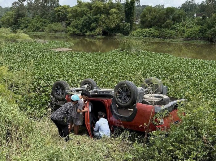 Xe b&aacute;n tải do người phụ nữ mang thai điều khiển bất ngờ lao xuống s&ocirc;ng - Ảnh 1.