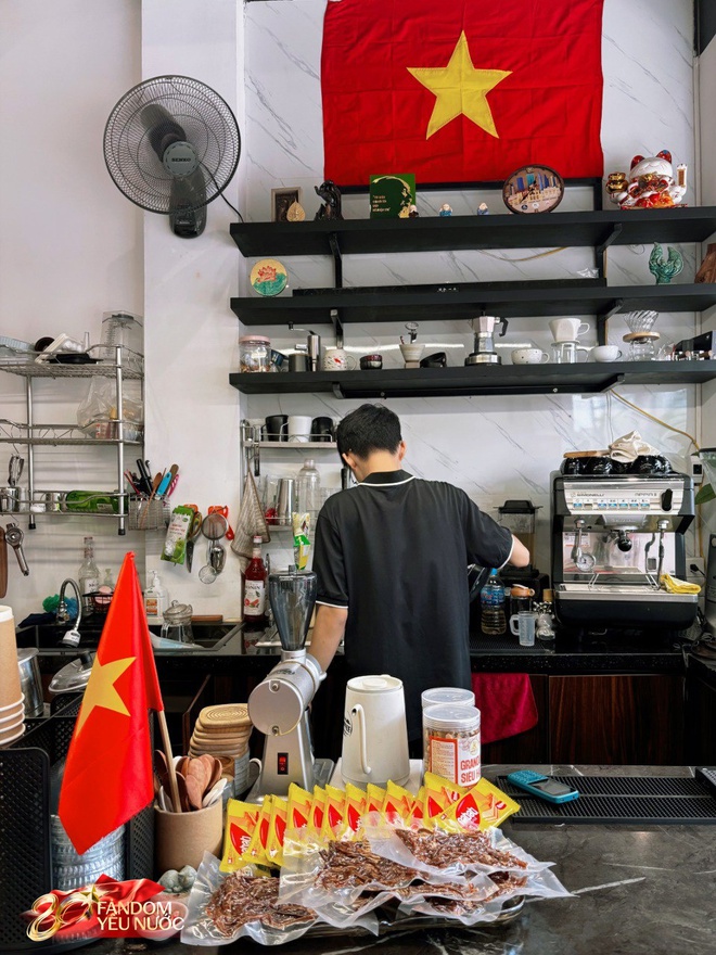 Chủ qu&aacute;n c&agrave; ph&ecirc; c&oacute; view xem diễu binh đẹp nhất H&agrave; Nội: "Chỉ 60 kh&aacute;ch may mắn đặt được b&agrave;n, k&iacute;n lịch suốt 2 th&aacute;ng nay"- Ảnh 8.