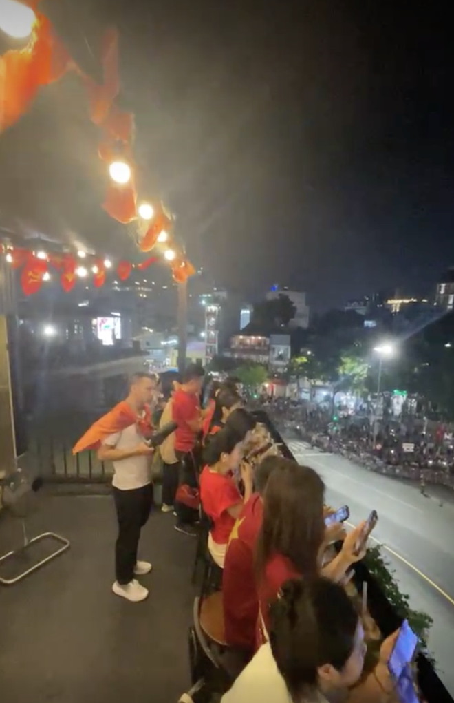 Chủ qu&aacute;n c&agrave; ph&ecirc; c&oacute; view xem diễu binh đẹp nhất H&agrave; Nội: "Chỉ 60 kh&aacute;ch may mắn đặt được b&agrave;n, k&iacute;n lịch suốt 2 th&aacute;ng nay"- Ảnh 5.