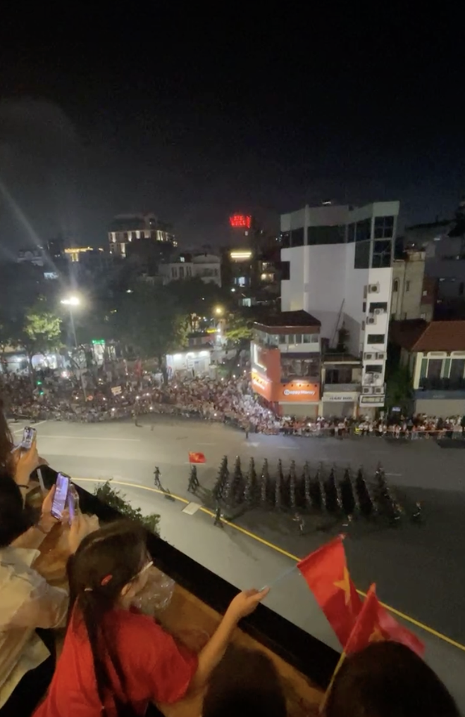 Chủ qu&aacute;n c&agrave; ph&ecirc; c&oacute; view xem diễu binh đẹp nhất H&agrave; Nội: "Chỉ 60 kh&aacute;ch may mắn đặt được b&agrave;n, k&iacute;n lịch suốt 2 th&aacute;ng nay"- Ảnh 6.