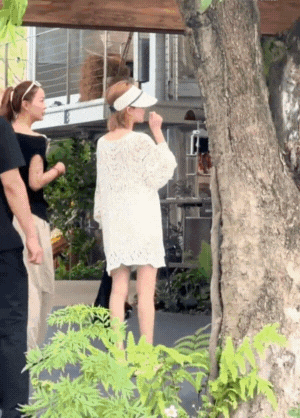Triệu Lộ Tư lần đầu lộ diện sau khi bị xóa sổ: "Da bọc xương" đáng ngại, có thái độ khác lạ gây chú ý- Ảnh 2. Triệu Lộ Tư lần đầu lộ diện sau khi bị xóa sổ: "Da bọc xương" đáng ngại, có thái độ khác lạ gây chú ý- Ảnh 2.