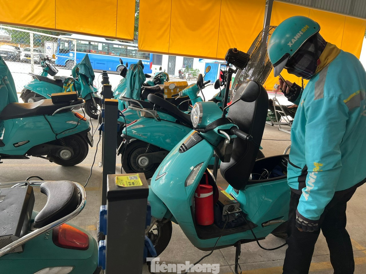 Bao giờ TPHCM 'khai tử' xe máy giao hàng chạy xăng? - Ảnh 2.