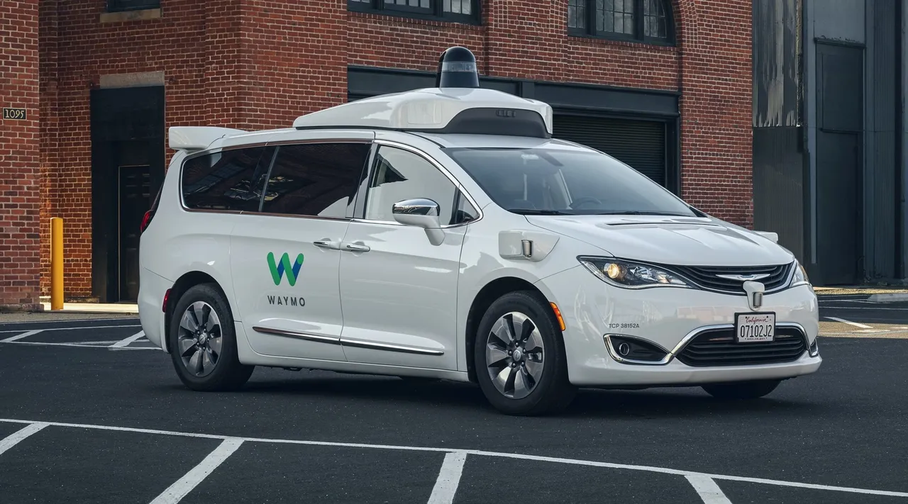 Dân mạng thắc mắc mãi về chiếc xe cửa lùa lạ, dán ngụy trang, quanh xe lắp đầy cảm biến: Của hãng nào?- Ảnh 4. Dân mạng thắc mắc mãi về chiếc xe cửa lùa lạ, dán ngụy trang, quanh xe lắp đầy cảm biến: Của hãng nào?- Ảnh 4.