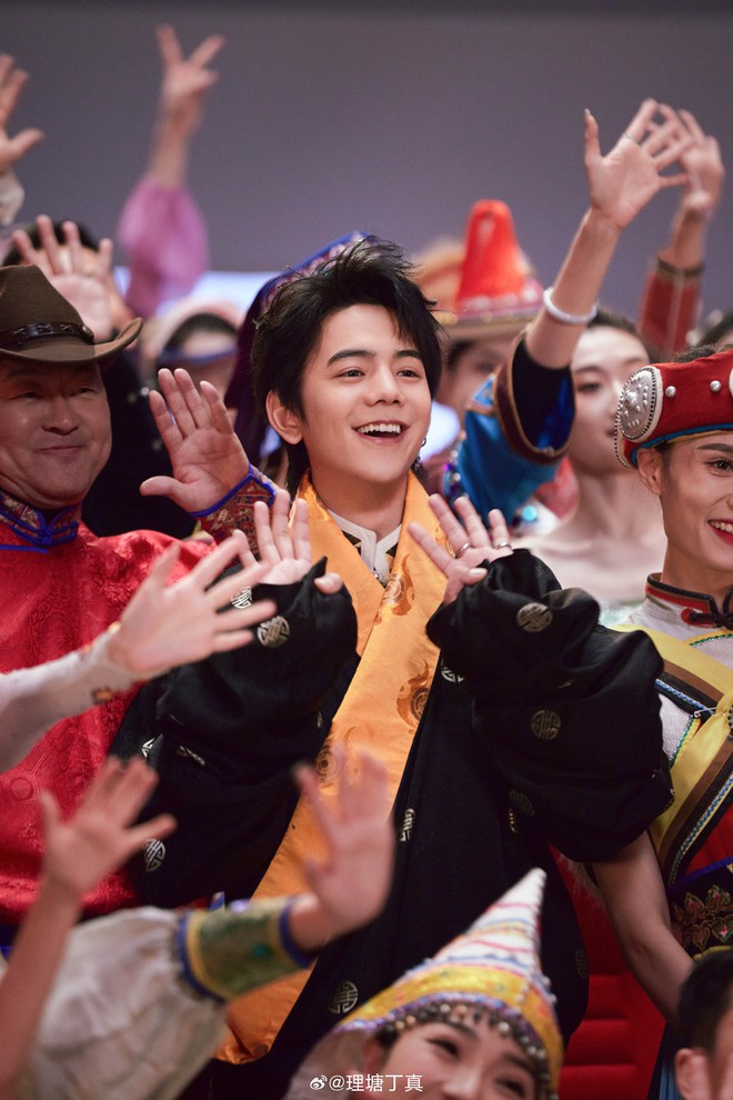 Chàng trai chăn bò bỗng nổi tiếng toàn quốc, vào showbiz đóng phim vì quá đẹp trai giờ ra sao?- Ảnh 2. Chàng trai chăn bò bỗng nổi tiếng toàn quốc, vào showbiz đóng phim vì quá đẹp trai giờ ra sao?- Ảnh 2.