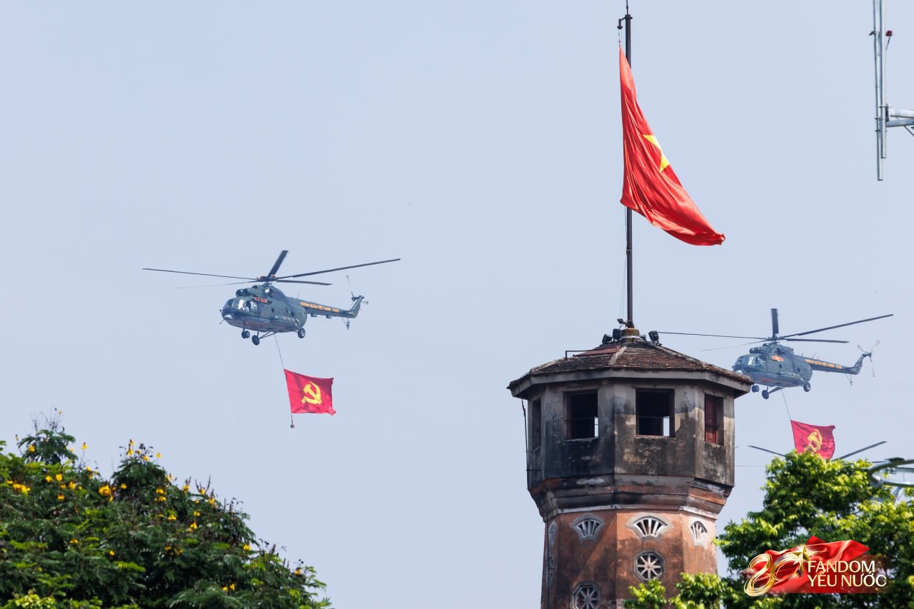 Hà Nội đổ mưa bất ngờ, "khối yêu nước" vẫn kiên trì bám trụ chỗ đẹp chờ xem tổng hợp luyện tối nay- Ảnh 10. Hà Nội đổ mưa bất ngờ, "khối yêu nước" vẫn kiên trì bám trụ chỗ đẹp chờ xem tổng hợp luyện tối nay- Ảnh 10.
