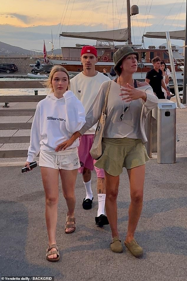 Tiểu thư Harper Beckham lớn nhanh quá! 14 tuổi đã xinh đẹp ngỡ ngàng- Ảnh 4. Tiểu thư Harper Beckham lớn nhanh quá! 14 tuổi đã xinh đẹp ngỡ ngàng- Ảnh 4.