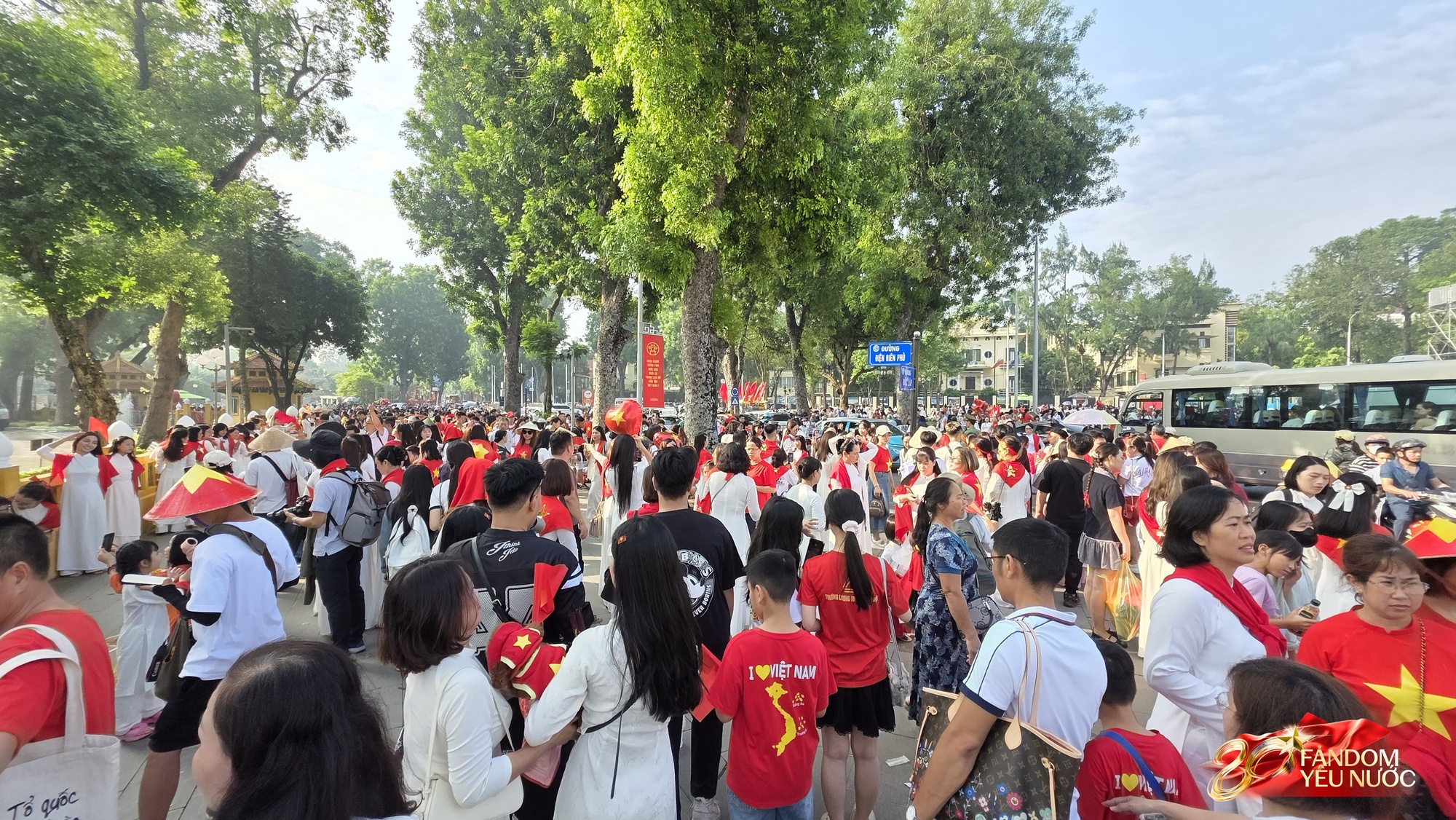 H&agrave; Nội đổ mưa bất ngờ, "khối y&ecirc;u nước" vẫn ki&ecirc;n tr&igrave; b&aacute;m trụ chỗ đẹp chờ xem tổng hợp luyện tối nay- Ảnh 43.