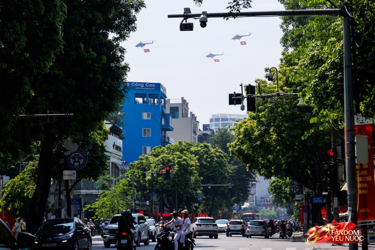 Hà Nội đổ mưa bất ngờ, "khối yêu nước" vẫn kiên trì bám trụ chỗ đẹp chờ xem tổng hợp luyện tối nay- Ảnh 11. Hà Nội đổ mưa bất ngờ, "khối yêu nước" vẫn kiên trì bám trụ chỗ đẹp chờ xem tổng hợp luyện tối nay- Ảnh 11.