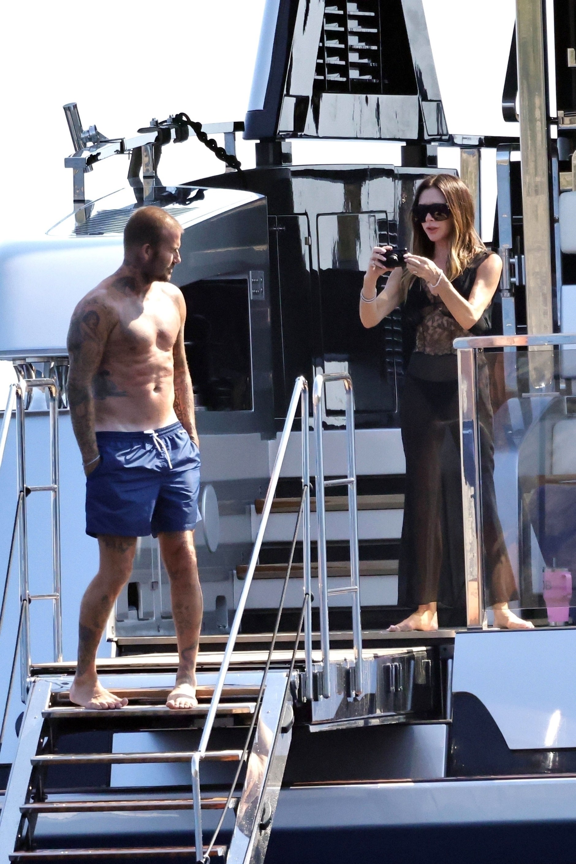 David Beckham bị paparazzi tóm dính "bàn tay hư" với Victoria trước mặt các con - Ảnh 4. David Beckham bị paparazzi tóm dính "bàn tay hư" với Victoria trước mặt các con - Ảnh 4.