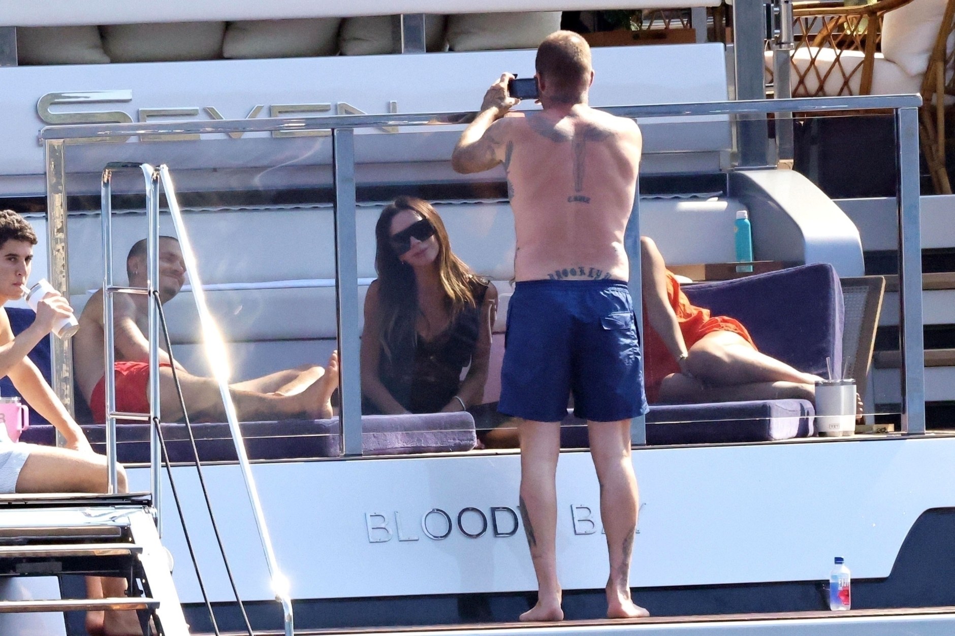 David Beckham bị paparazzi tóm dính "bàn tay hư" với Victoria trước mặt các con - Ảnh 3. David Beckham bị paparazzi tóm dính "bàn tay hư" với Victoria trước mặt các con - Ảnh 3.