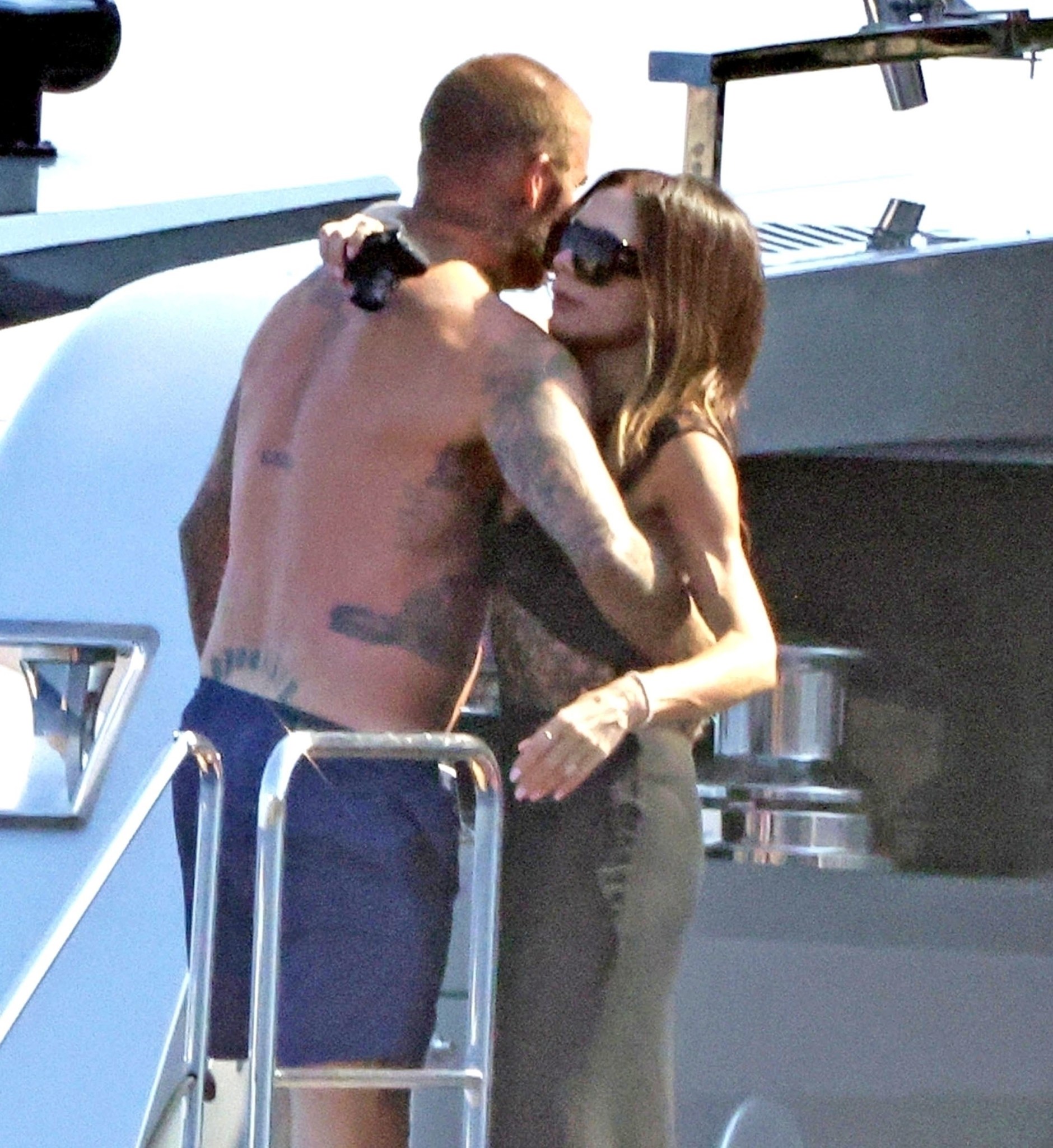 David Beckham bị paparazzi tóm dính "bàn tay hư" với Victoria trước mặt các con - Ảnh 2. David Beckham bị paparazzi tóm dính "bàn tay hư" với Victoria trước mặt các con - Ảnh 2.