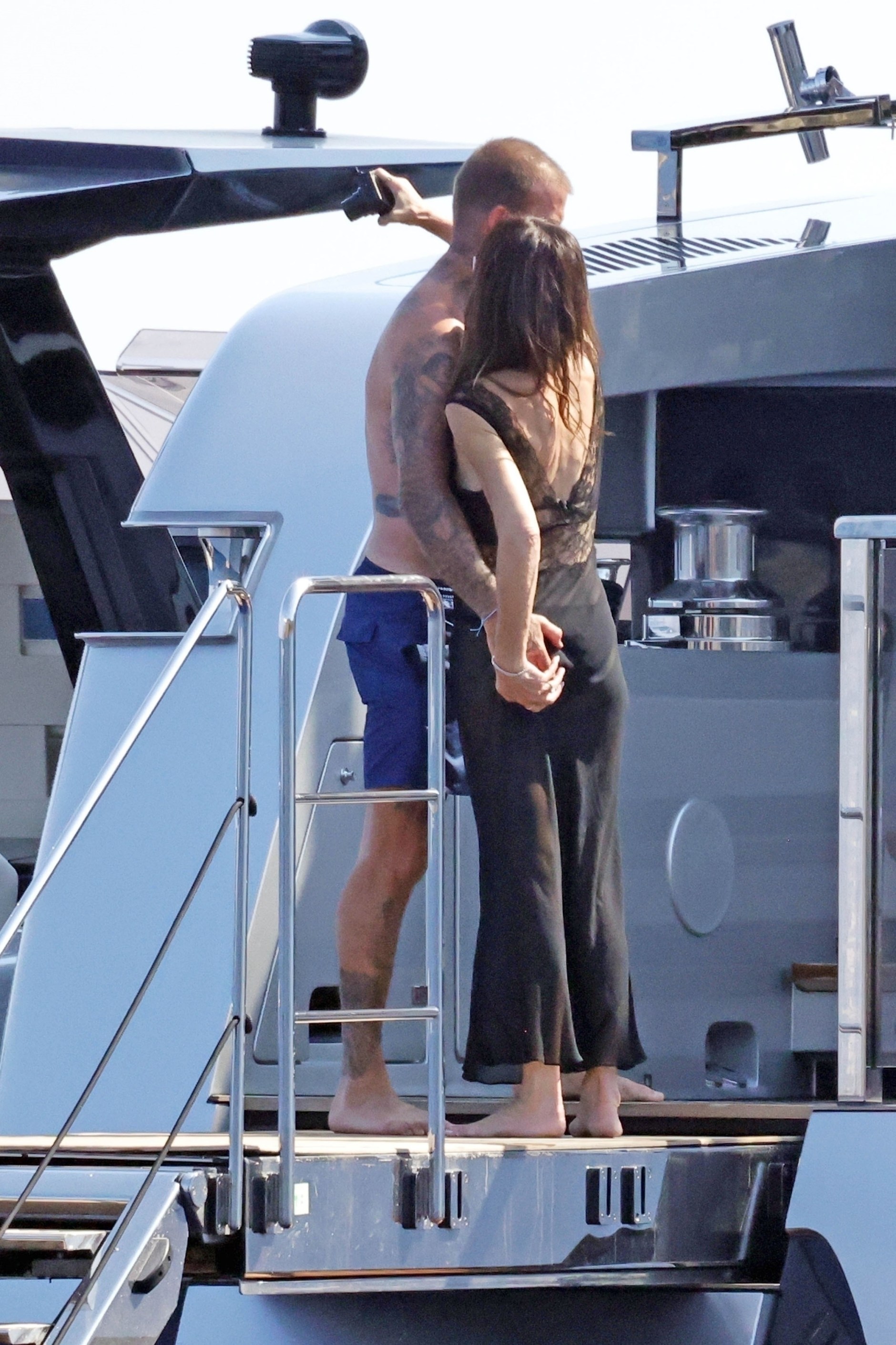David Beckham bị paparazzi tóm dính "bàn tay hư" với Victoria trước mặt các con - Ảnh 1. David Beckham bị paparazzi tóm dính "bàn tay hư" với Victoria trước mặt các con - Ảnh 1.