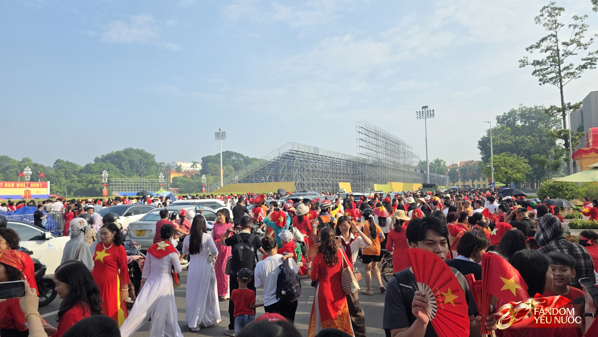 H&agrave; Nội đổ mưa bất ngờ, "khối y&ecirc;u nước" vẫn ki&ecirc;n tr&igrave; b&aacute;m trụ chỗ đẹp chờ xem tổng hợp luyện tối nay- Ảnh 44.