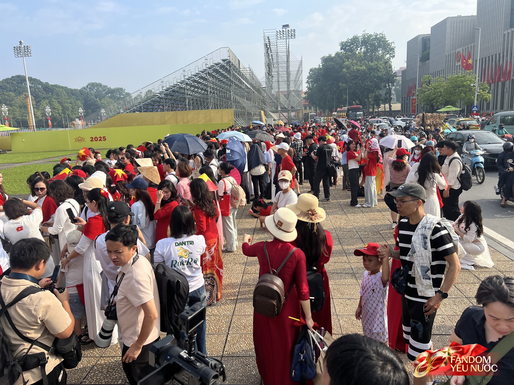 H&agrave; Nội đổ mưa bất ngờ, "khối y&ecirc;u nước" vẫn ki&ecirc;n tr&igrave; b&aacute;m trụ chỗ đẹp chờ xem tổng hợp luyện tối nay- Ảnh 45.