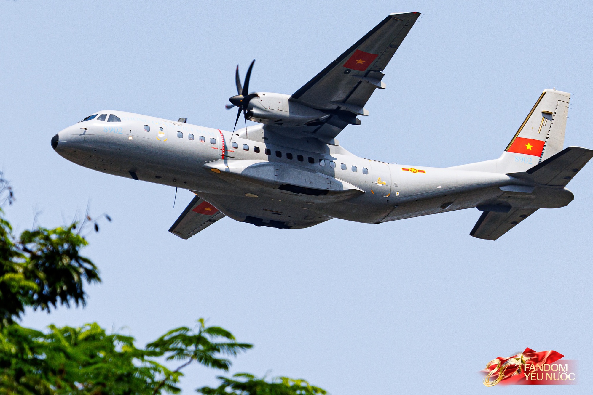 Hà Nội đổ mưa bất ngờ, "khối yêu nước" vẫn kiên trì bám trụ chỗ đẹp chờ xem tổng hợp luyện tối nay- Ảnh 18. Hà Nội đổ mưa bất ngờ, "khối yêu nước" vẫn kiên trì bám trụ chỗ đẹp chờ xem tổng hợp luyện tối nay- Ảnh 18.