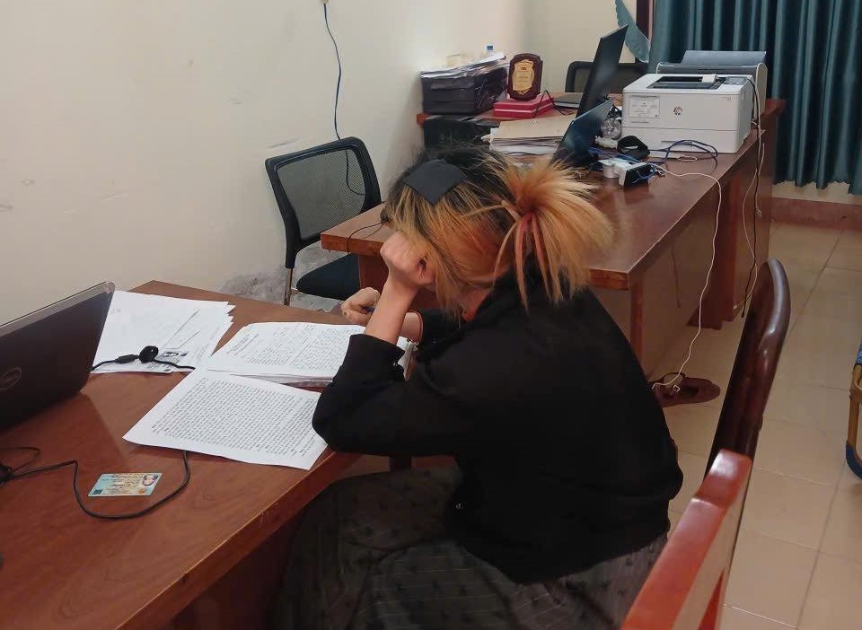 Giải cứu thiếu nữ bị quán karaoke "quản thúc" - Ảnh 1.