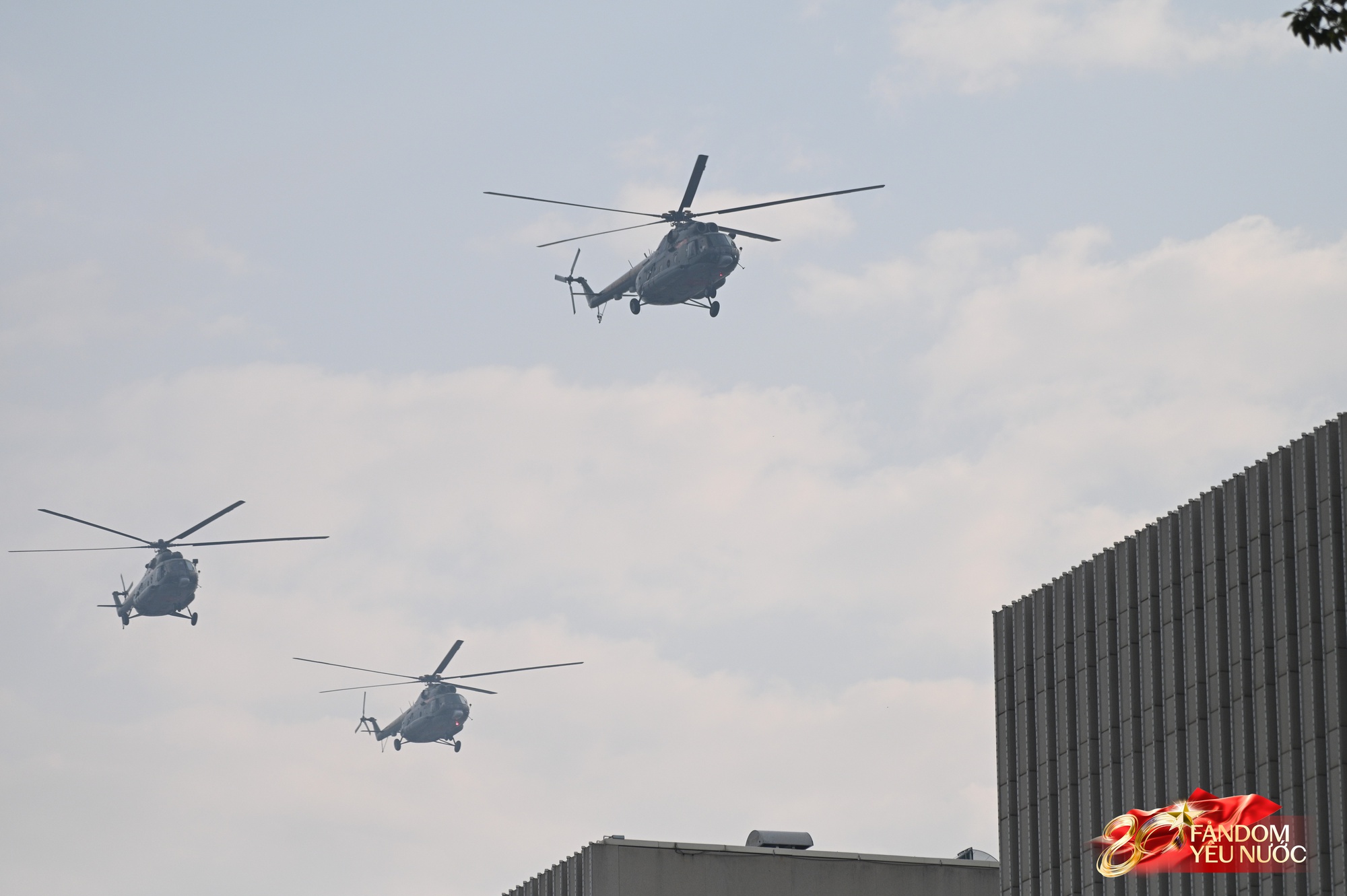 H&agrave; Nội đổ mưa bất ngờ, "khối y&ecirc;u nước" vẫn ki&ecirc;n tr&igrave; b&aacute;m trụ chỗ đẹp chờ xem tổng hợp luyện tối nay- Ảnh 41.