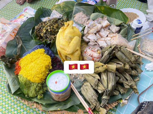 Chủ nhân mâm xôi gà xem diễu binh đang hot nhất MXH: Đi từ 3h30, mang toàn đặc sản quê nhà đến Hà Nội- Ảnh 8. Chủ nhân mâm xôi gà xem diễu binh đang hot nhất MXH: Đi từ 3h30, mang toàn đặc sản quê nhà đến Hà Nội- Ảnh 8.