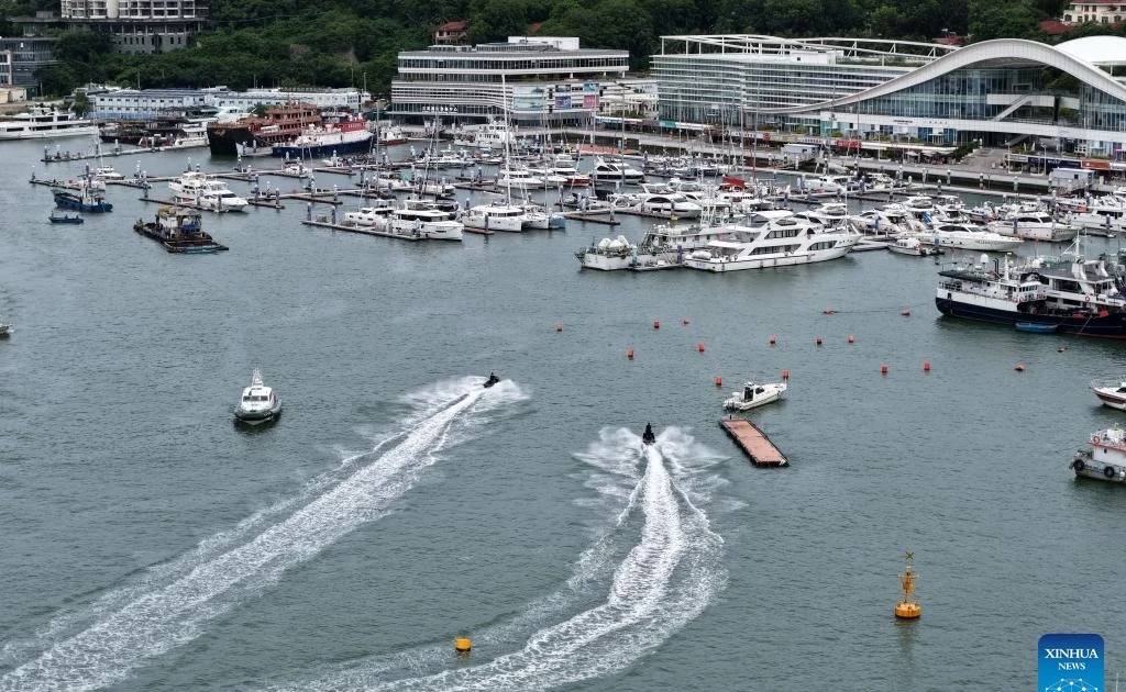 Cảnh tượng dữ dội khi b&atilde;o Kajiki đổ bộ Trung Quốc - Ảnh 2.